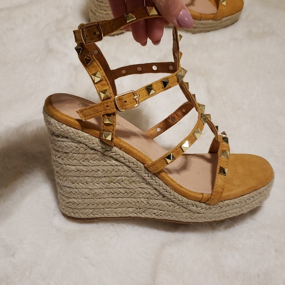 Studded wedge - Picture 3 of 3